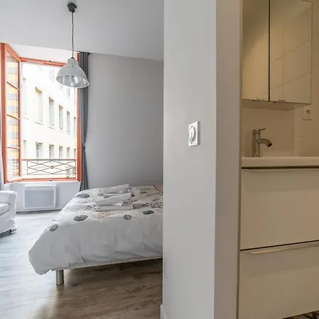 Bright Flat On Place Carnot