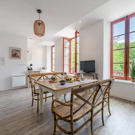 Bright Flat On Place Carnot